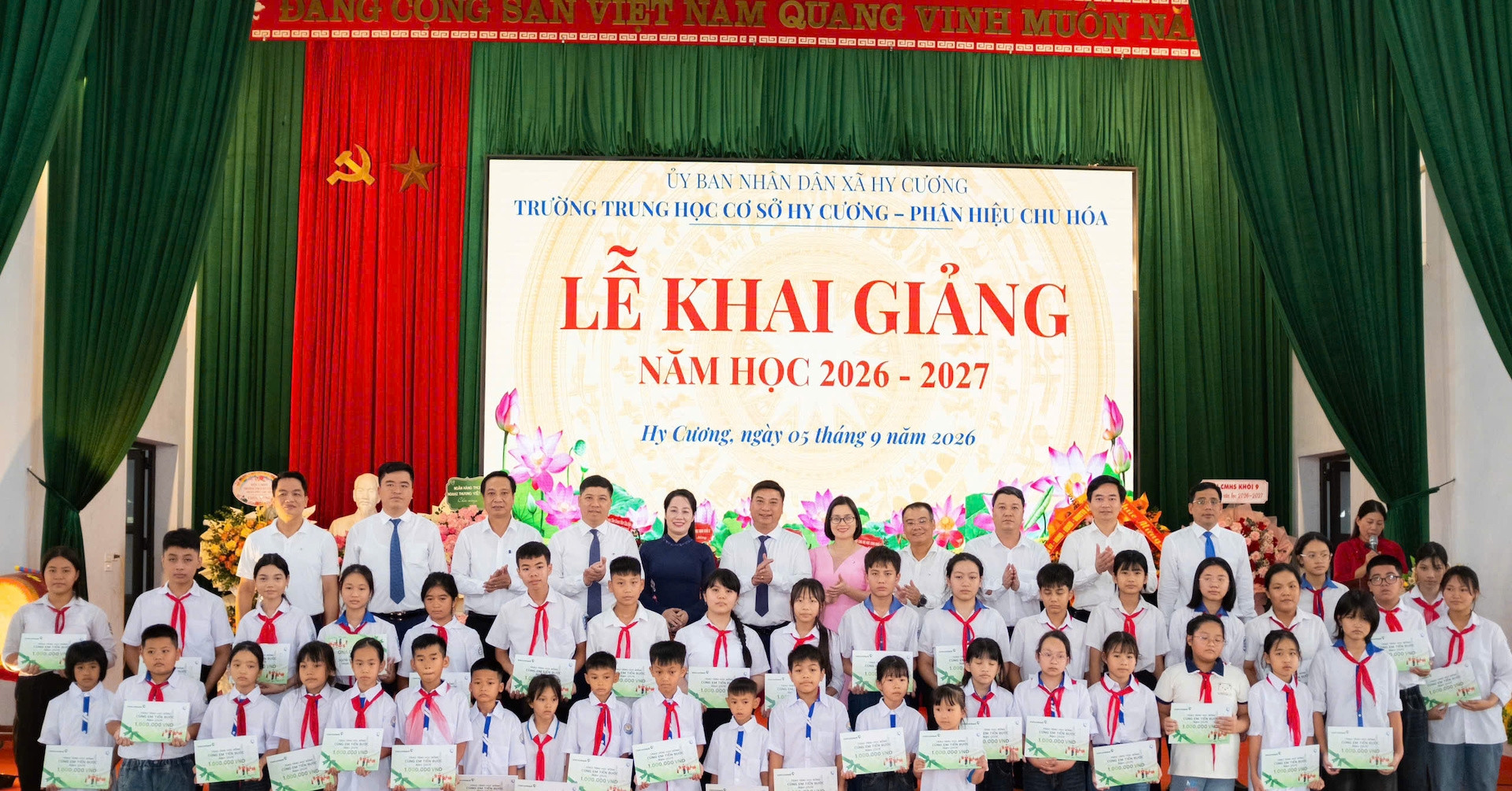 Vietcombank trao 7.350 suất học bổng ‘Cùng em tiến bước’
