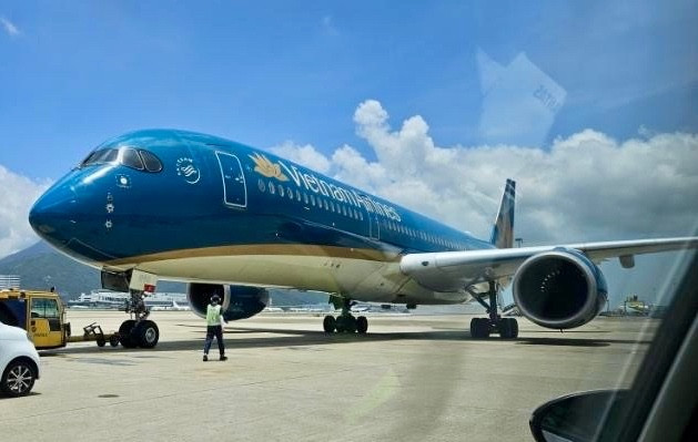 W-1. Chuyến bay VN524 của Vietnam Airlines hành trình TP.HCM Thượng Hải đã chuyển hướng hạ cánh xuống sân bay Hong Kong để hỗ trợ y tế khẩn cấp cho một hành khách có v….jpg