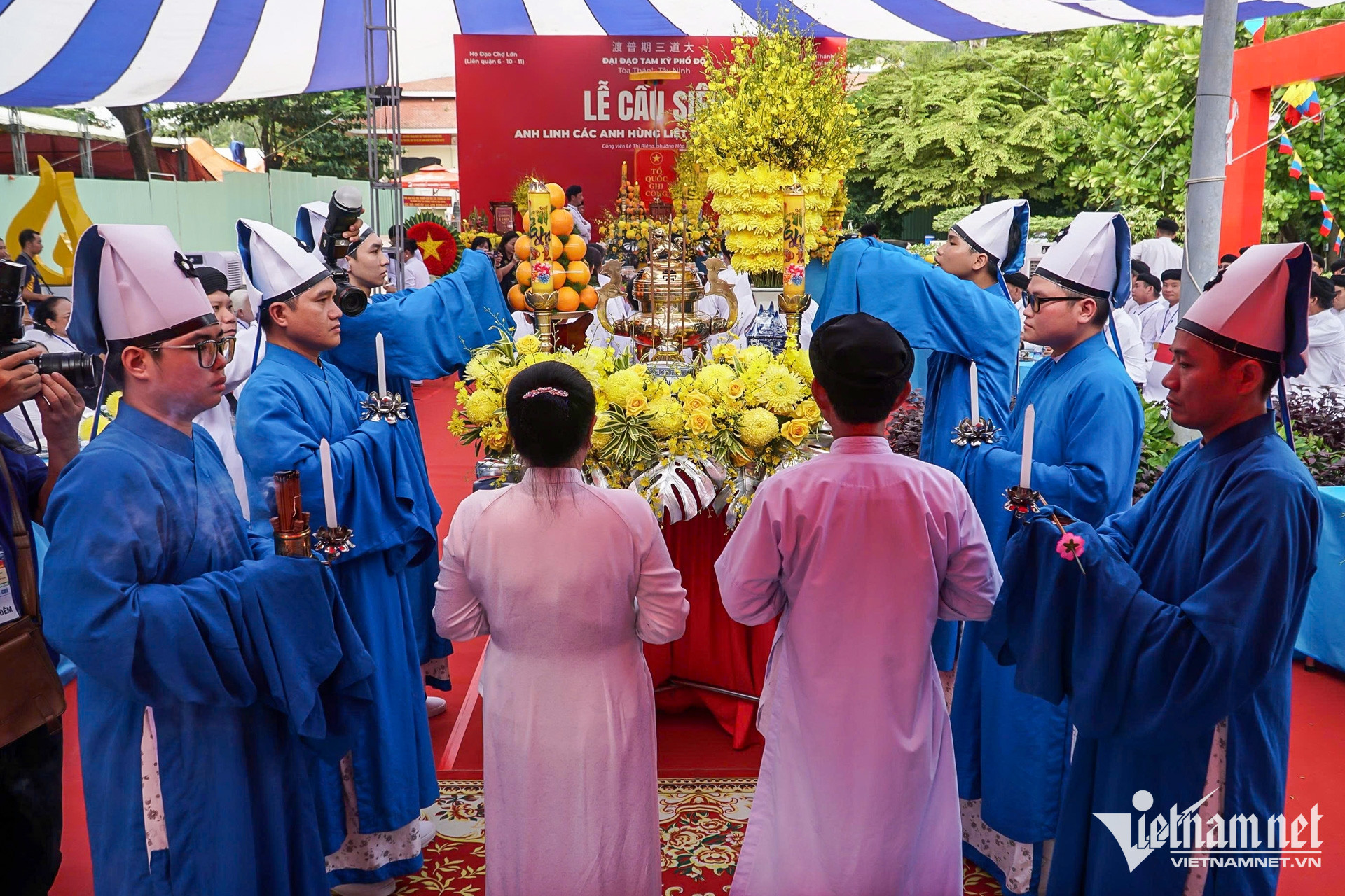 https://static-images.vnncdn.net/vps_images_publish/000001/000003/2026/9/6/w-cao-dai-tphcm-nguyen-hue-4-948.jpg