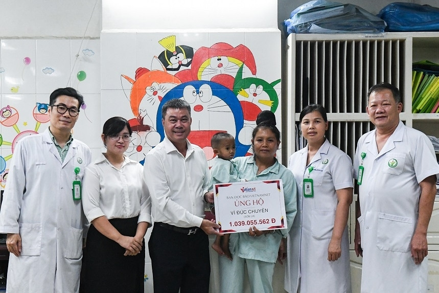 Báo VietNamNet trao hơn 1,6 tỷ đồng tới bé Vì Đức Chuyên, cô giáo Hoàng Thị Hiền