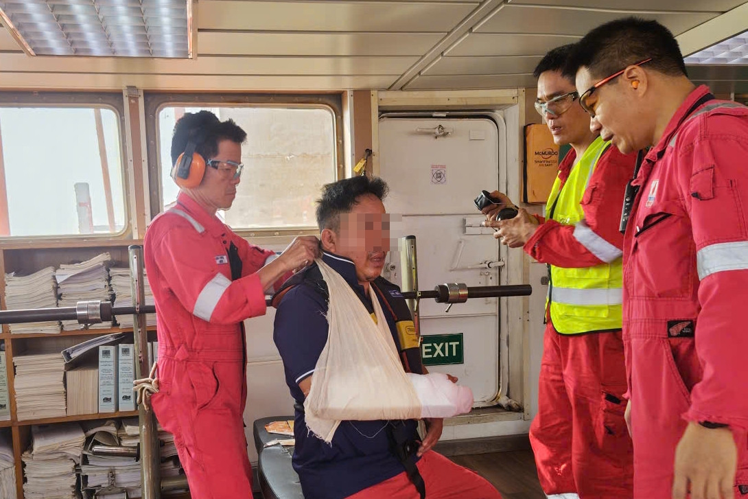 Các bác sĩ tại mỏ Đại Hùng cứu ngư dân gặp tai nạn trên tàu cá