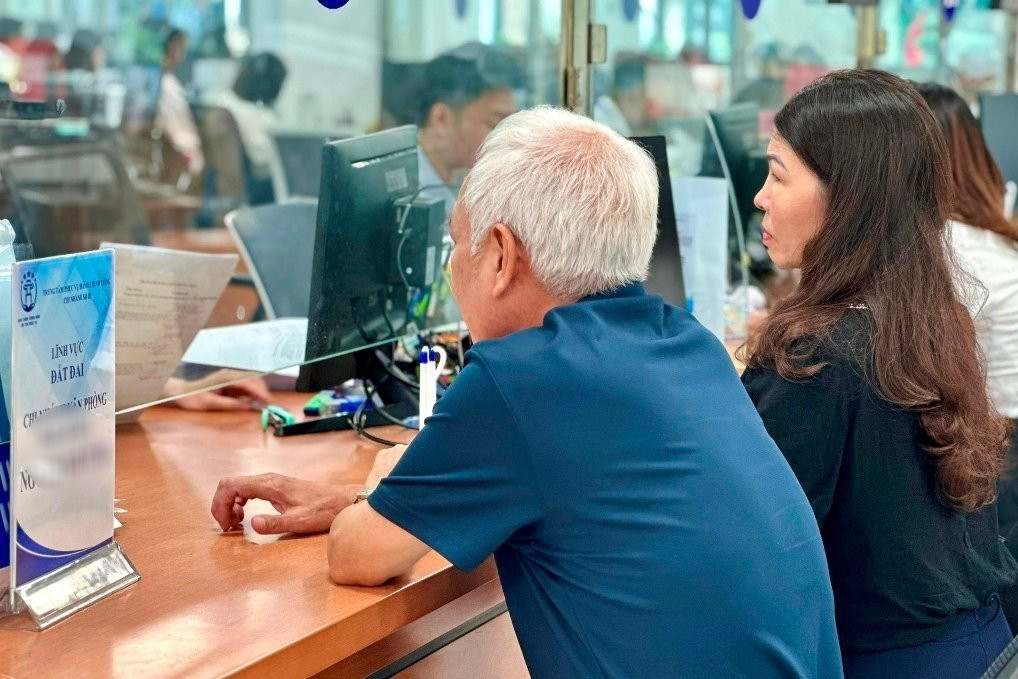 'Cò' làm sổ đỏ nhanh hơn người dân: Bộ NN&MT yêu cầu xin lỗi khi hồ sơ trễ hạn
