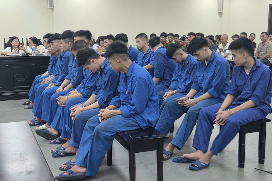Hàng chục thanh niên mang kiếm, gạch rượt đuổi, chém nhau trong đêm ở Hà Nội