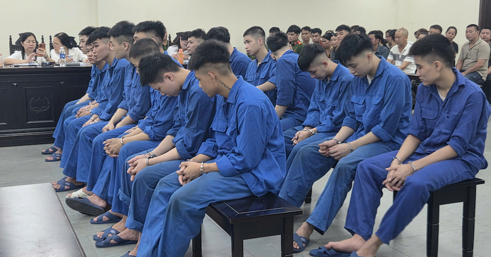 Hàng chục thanh niên dùng kiếm, gạch rượt đuổi, chém nhau trong đêm ở Hà Nội