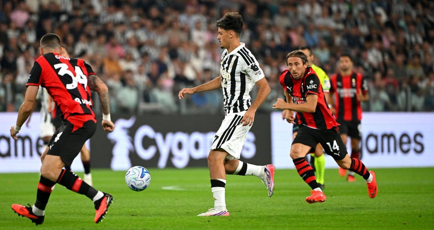 Juventus thoát thua AC Milan phút bù giờ