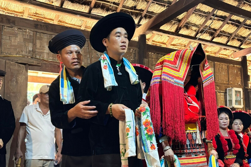 Lạ mắt lễ cưới người Dao Đỏ với tục chọn số lẻ, trừ tà, bái tổ tiên