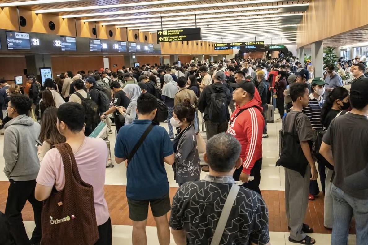 Núi lửa ở Indonesia phun trào, 170.000 người mắc kẹt