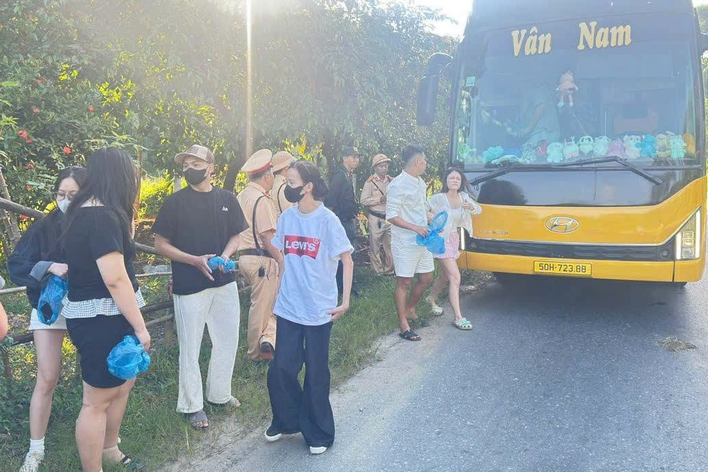Ô tô khách 22 chỗ 'nhồi' 48 người, tài xế và chủ xe đối mặt mức phạt hơn 66 triệu đồng