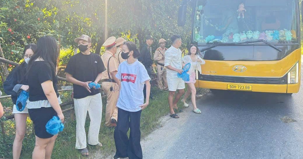Ô tô khách 22 chỗ &amp;apos;nhồi&amp;apos; 48 người, tài xế và chủ xe đối mặt mức phạt hơn 66 triệu đồng