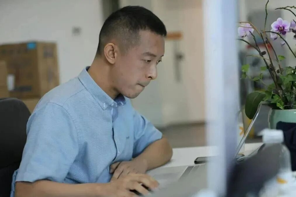 'Thiên tài Toán học' từng từ chối học bổng MIT, nay livestream kiếm sống