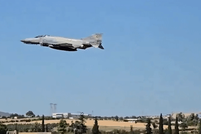 Tiêm kích F-4 Phantom lao xuống đất, phát nổ tại triển lãm hàng không