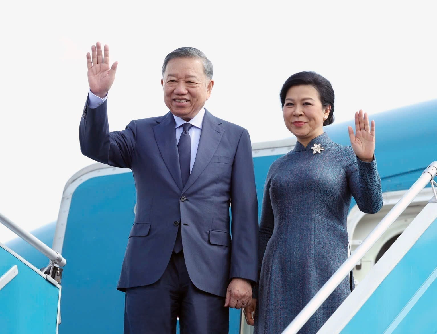 Tổng Bí thư, Chủ tịch nước Tô Lâm và Phu nhân Ngô Phương Ly vẫy tay chào trước khi vào chuyên cơ sang Nga và Pháp