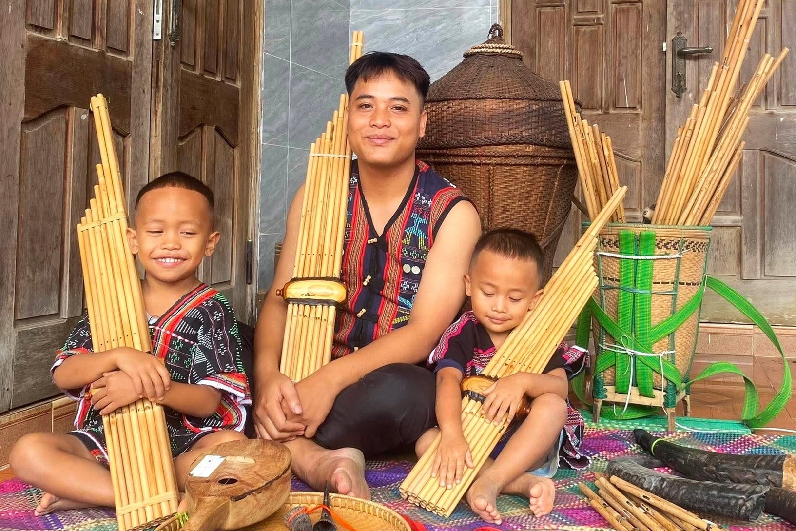 Tự học làm nhạc cụ, chàng trai Tà Ôi đưa tiếng đàn bản làng lên mạng