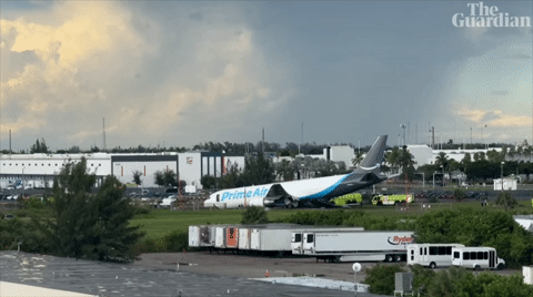 Máy bay Mỹ trượt khỏi đường băng, đâm trúng nhiều xe cộ