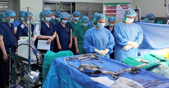 Về nước chăm mẹ, người đàn ông trẻ ra đi, trao ...
