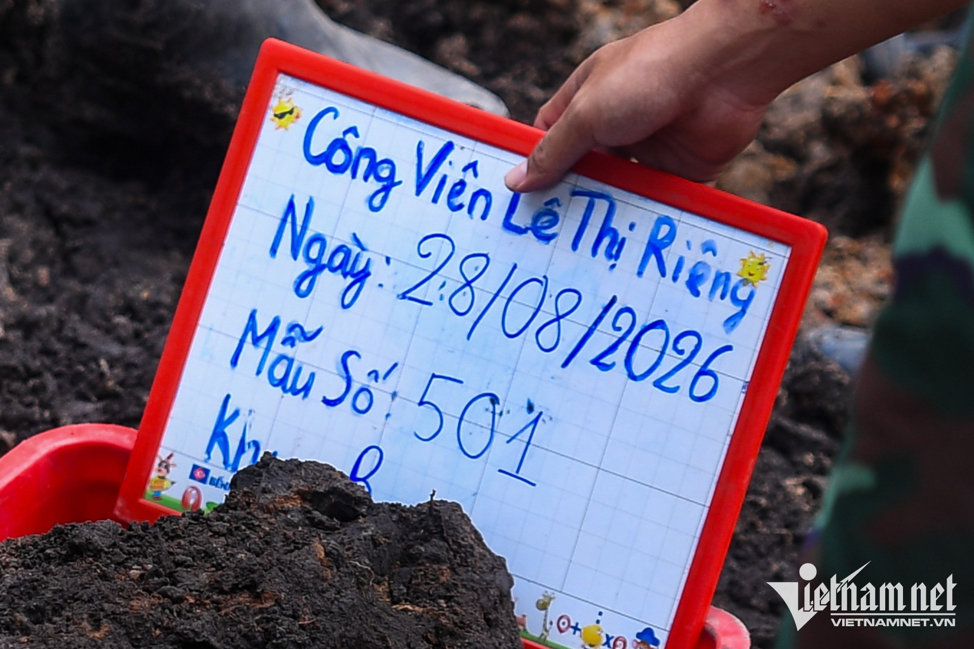 Box https://static-images.vnncdn.net/vps_images_publish/000001/000003/2026/9/7/w-quy-tap-hai-cot-le-thi-rieng-nguyen-hue-23-3000.jpg