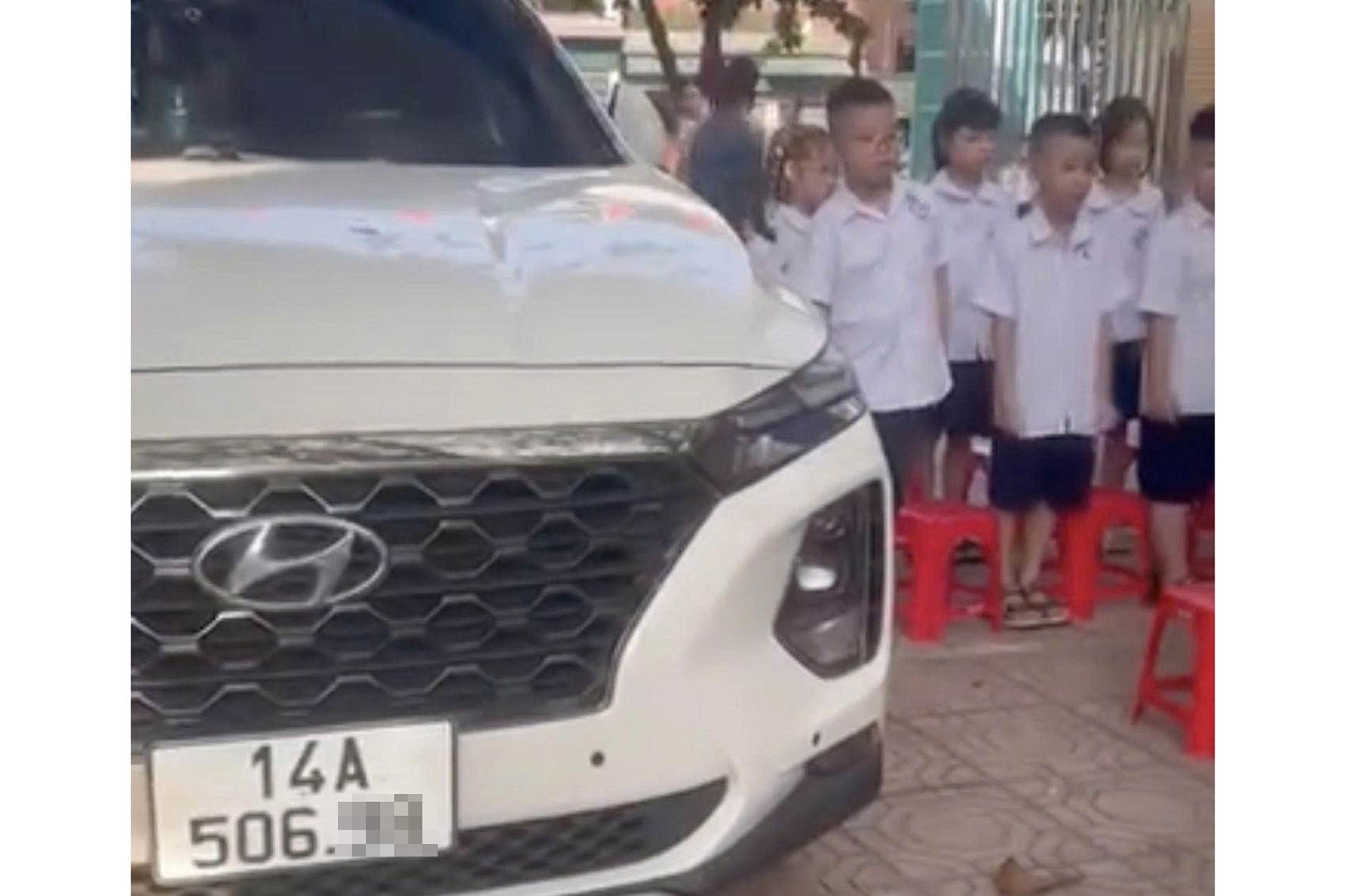 Xác minh thông tin ô tô đỗ 'chen' chỗ học sinh chào cờ ở Quảng Ninh