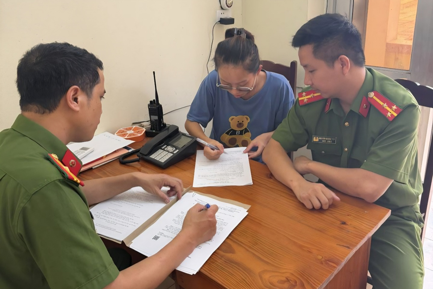 Ảnh cơ quan công an làm việc với đối tượng__4df858b37e.jpg
