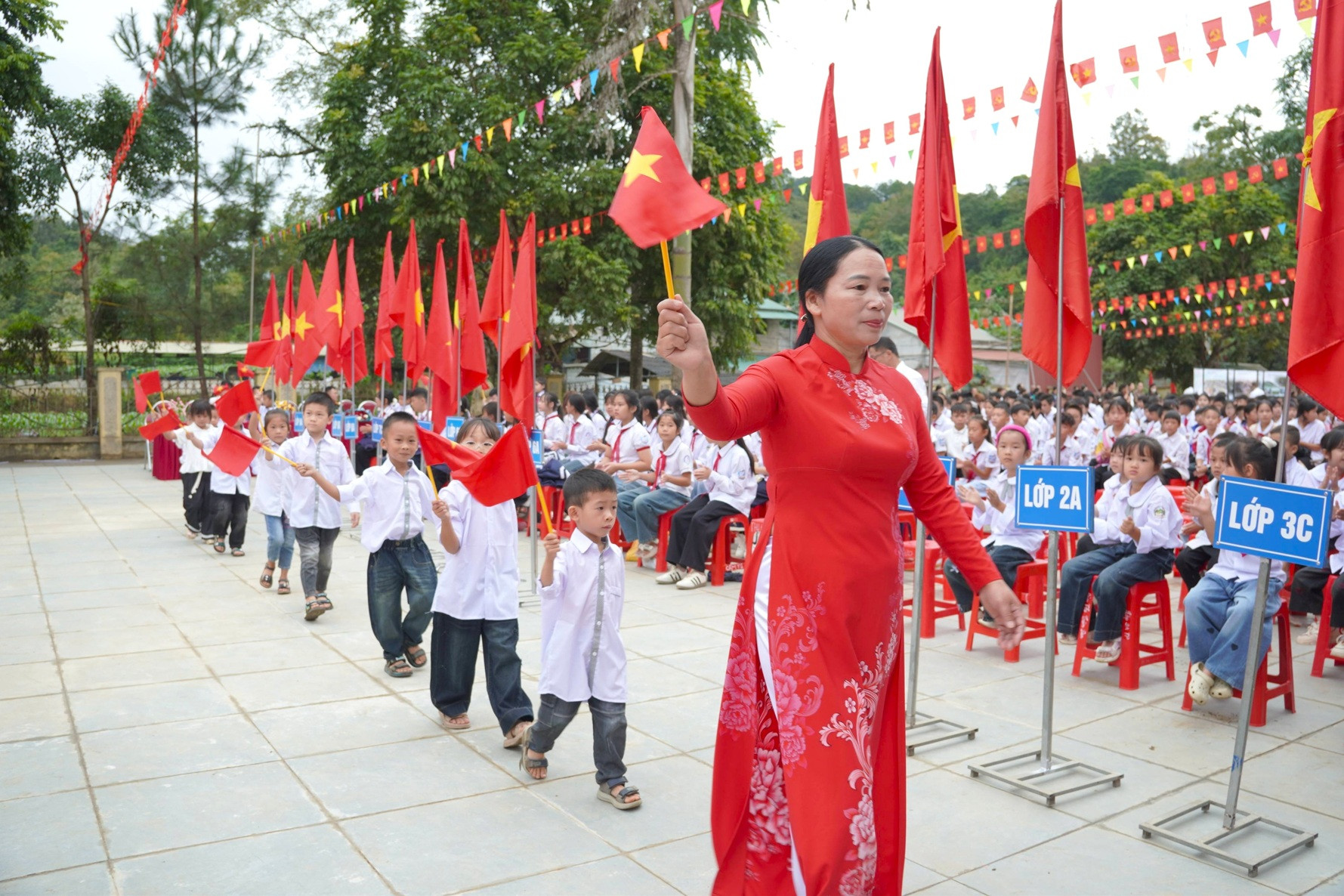 Cô trò Cao Bằng khai giảng.jpg