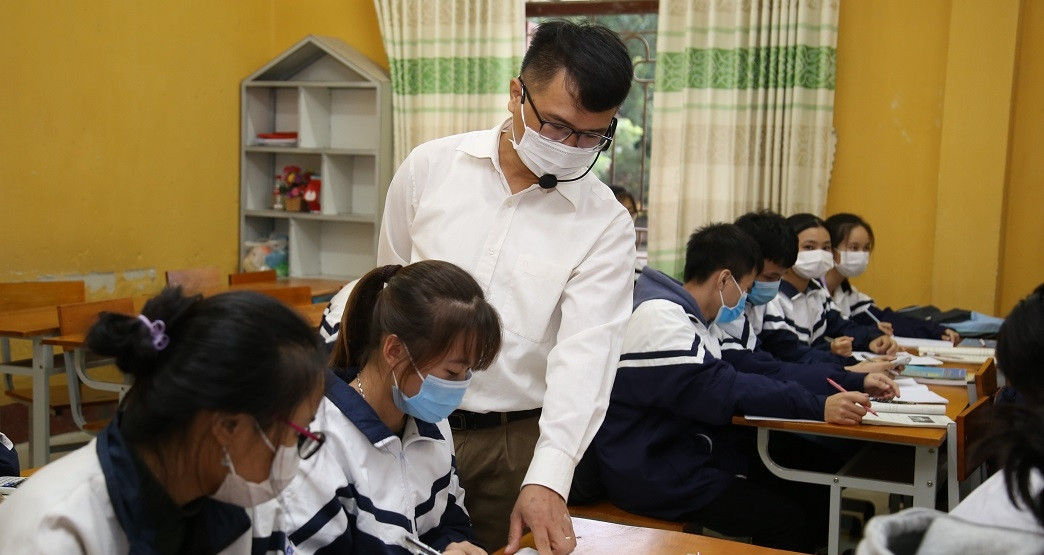 Giáo viên có được dạy thêm Toán cho học sinh mình đang dạy Tin học trên lớp?