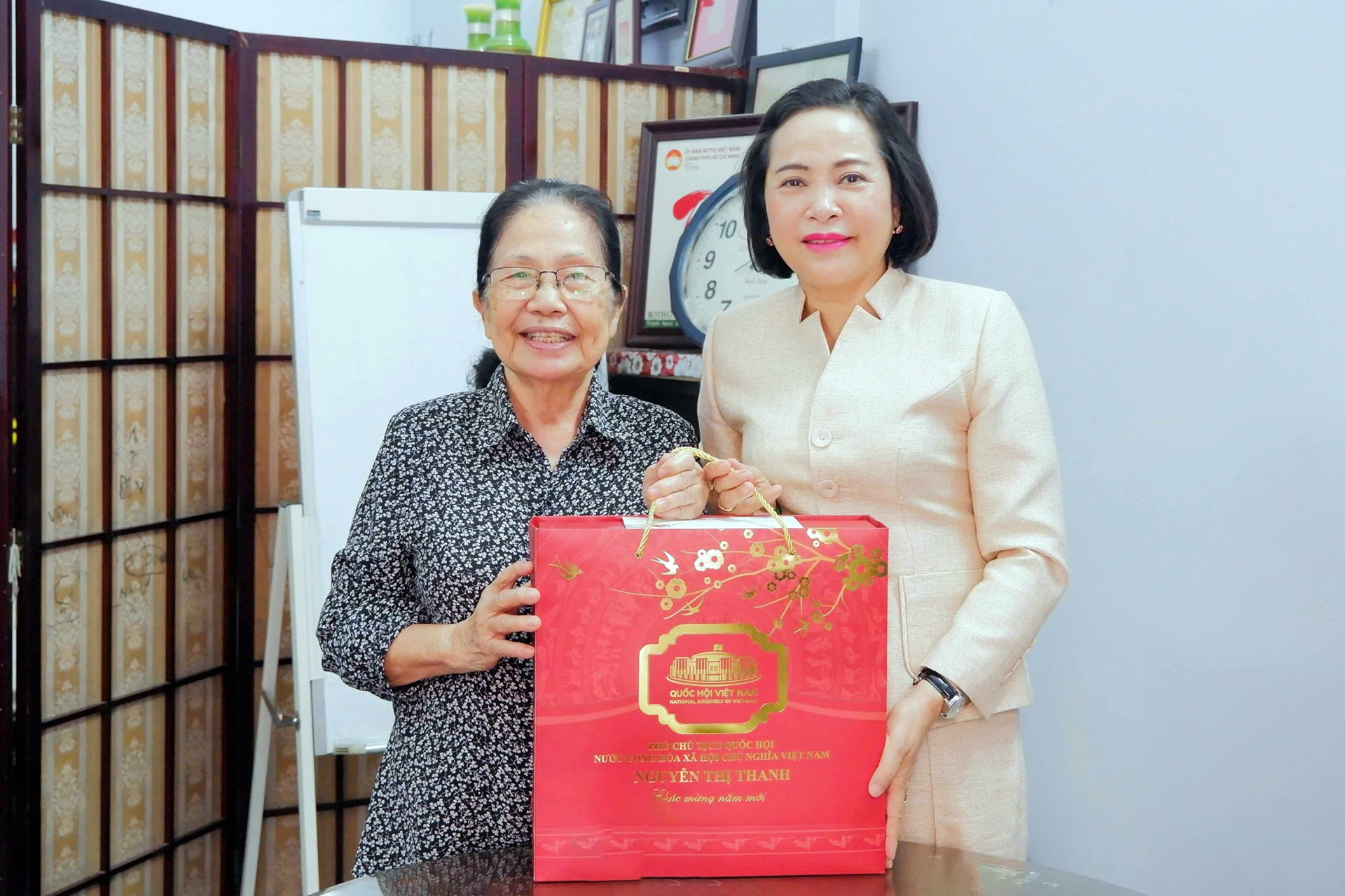 GS.BS Ngọc Phượng.png