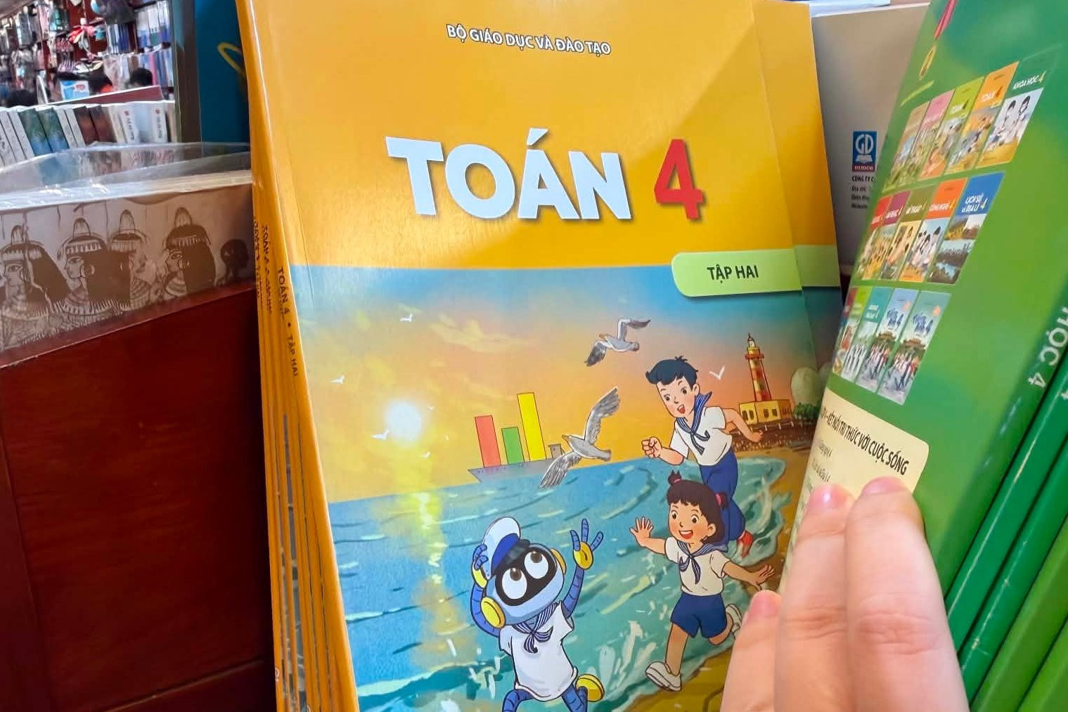 Hai tuần đi 'săn lùng', phụ huynh vẫn không mua đủ sách giáo khoa cho con