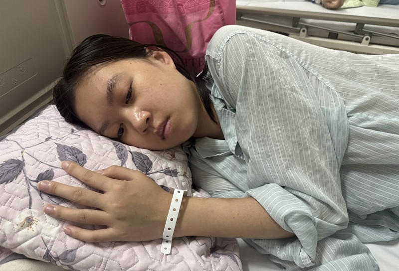 Mẹ làm công nhân, bố chạy xe công nghệ kiếm từng đồng cho con gái ghép thận