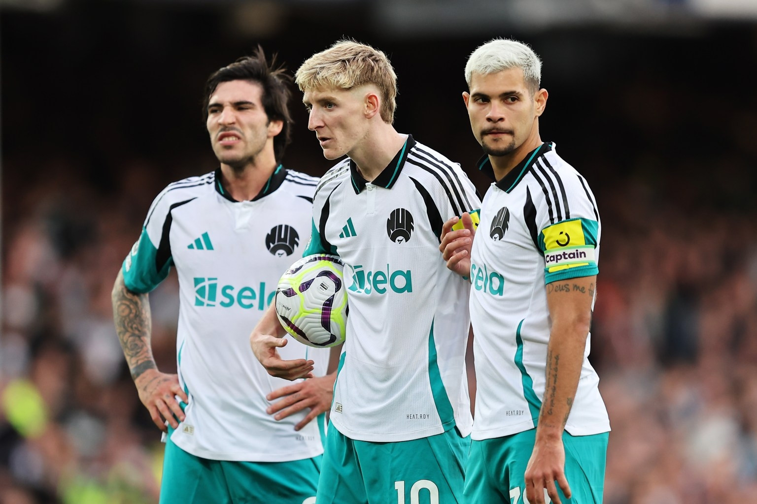 Newcastle phải bán cầu thủ, MU chớp thời cơ Lewis Hall