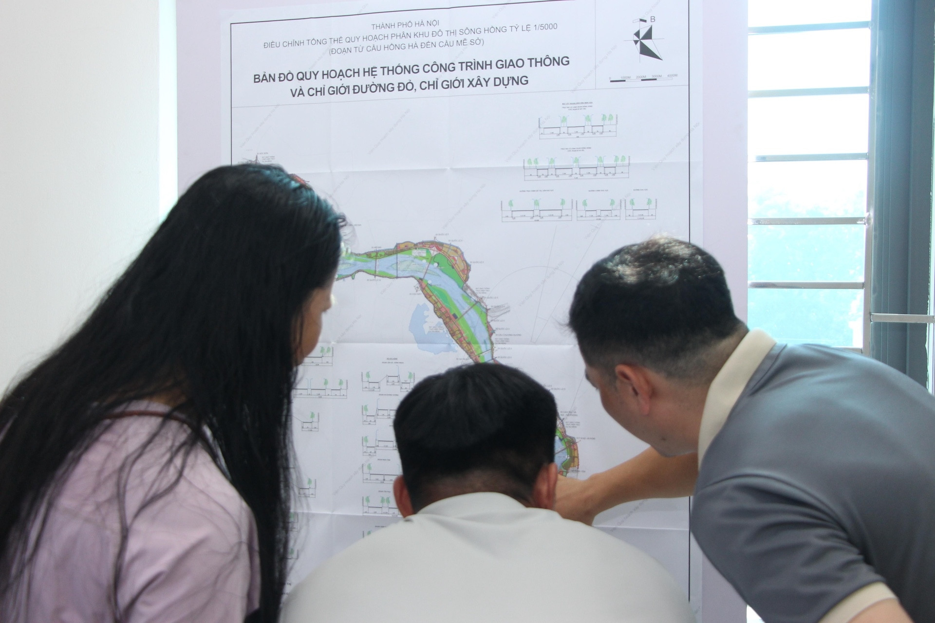Người dân Hà Nội đổ về xem quy hoạch phân khu đô thị sông Hồng