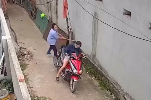 Người phụ nữ liên tục thách thức, dùng chổi đánh hàng xóm