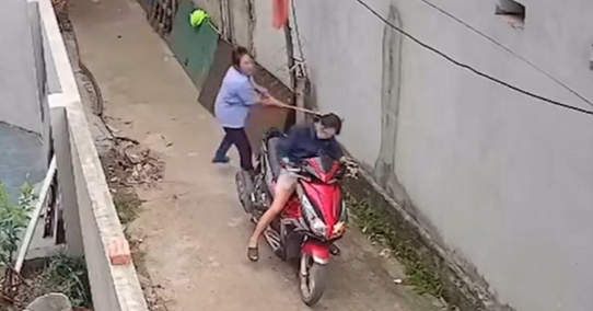 Người phụ nữ liên tục thách thức, dùng chổi đánh hàng xóm