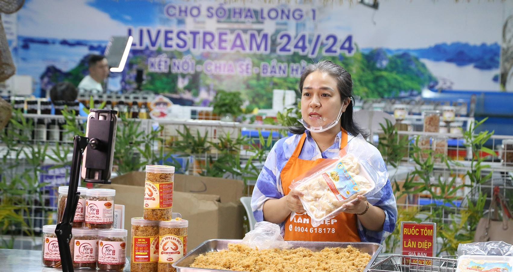 Sau giờ đóng chợ, tiểu thương Hạ Long livestream bán hàng tại "khu vực đặc biệt"
