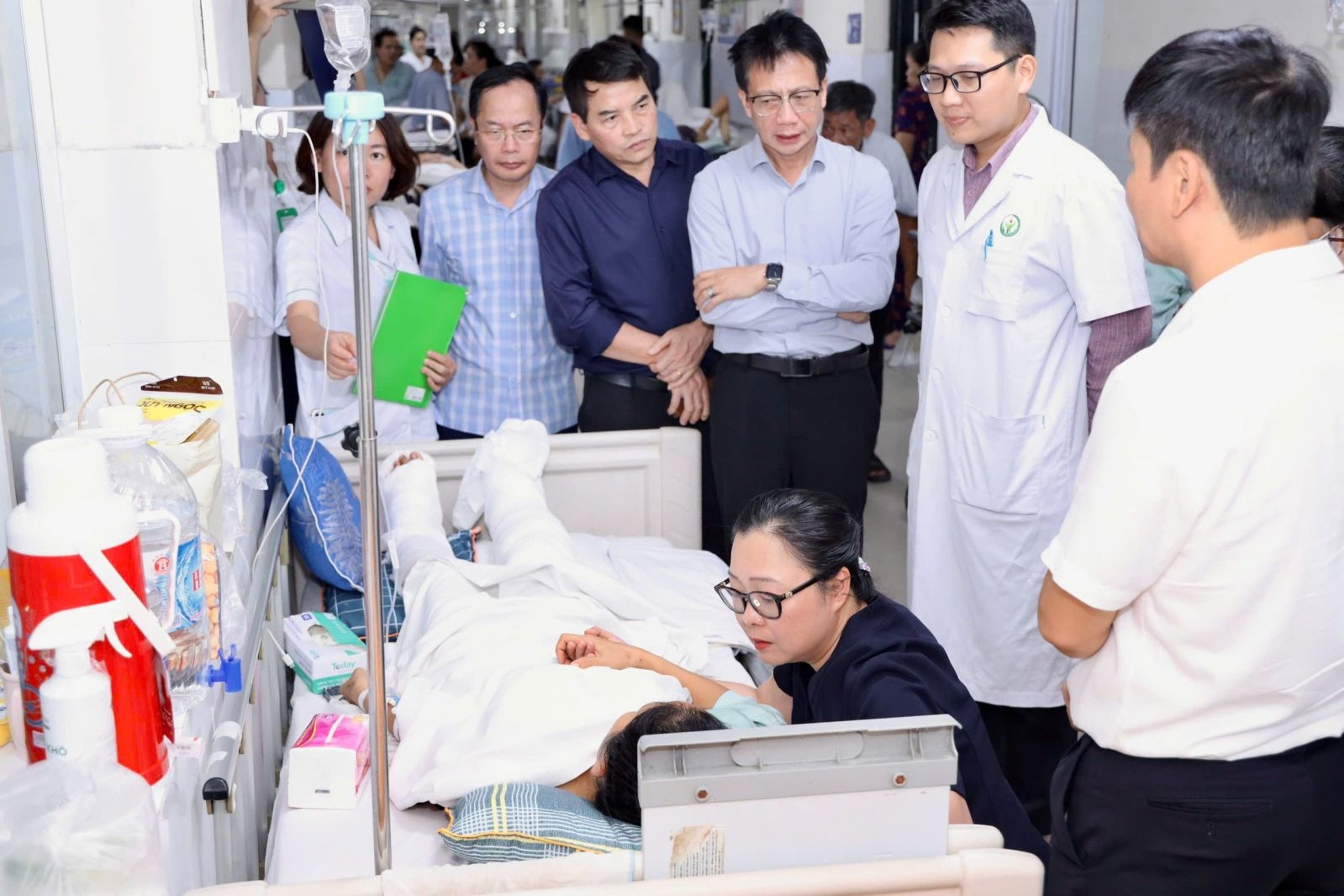 Thứ trưởng Bộ GD-ĐT thăm cô giáo mầm non cứu học sinh, bị xe tải cán phải cắt một chân