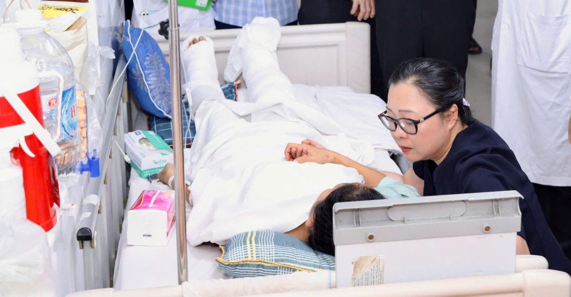 Thứ trưởng Bộ GD-ĐT thăm cô giáo mầm non cứu học sinh, bị xe tải cán phải cắt một chân