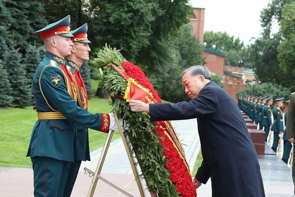 Tổng Bí thư, Chủ tịch nước đặt hoa tại Tượng đài Chủ tịch Hồ Chí Minh ở Moscow