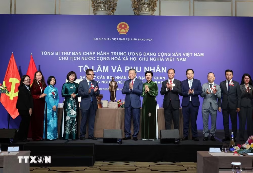 ttxvn-tong-bi-thu-chu-tich-nuoc-to-lam-va-phu-nhan-gap-go-cong-dong-nguoi-viet-nam-tai-nga5.jpg