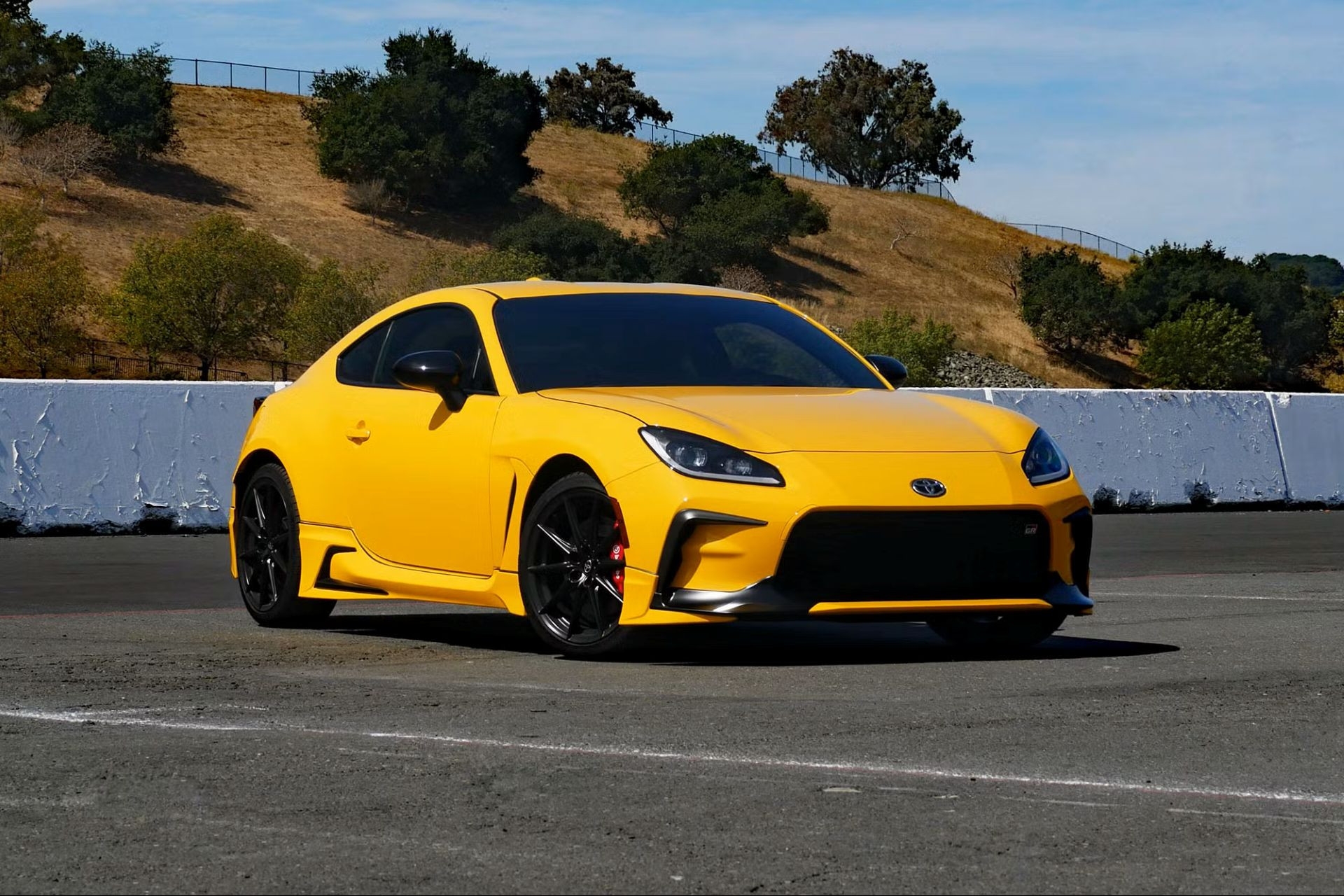 https://static-images.vnncdn.net/vps_images_publish/000001/000003/2026/9/8/toyota-gr86-3122.jpg