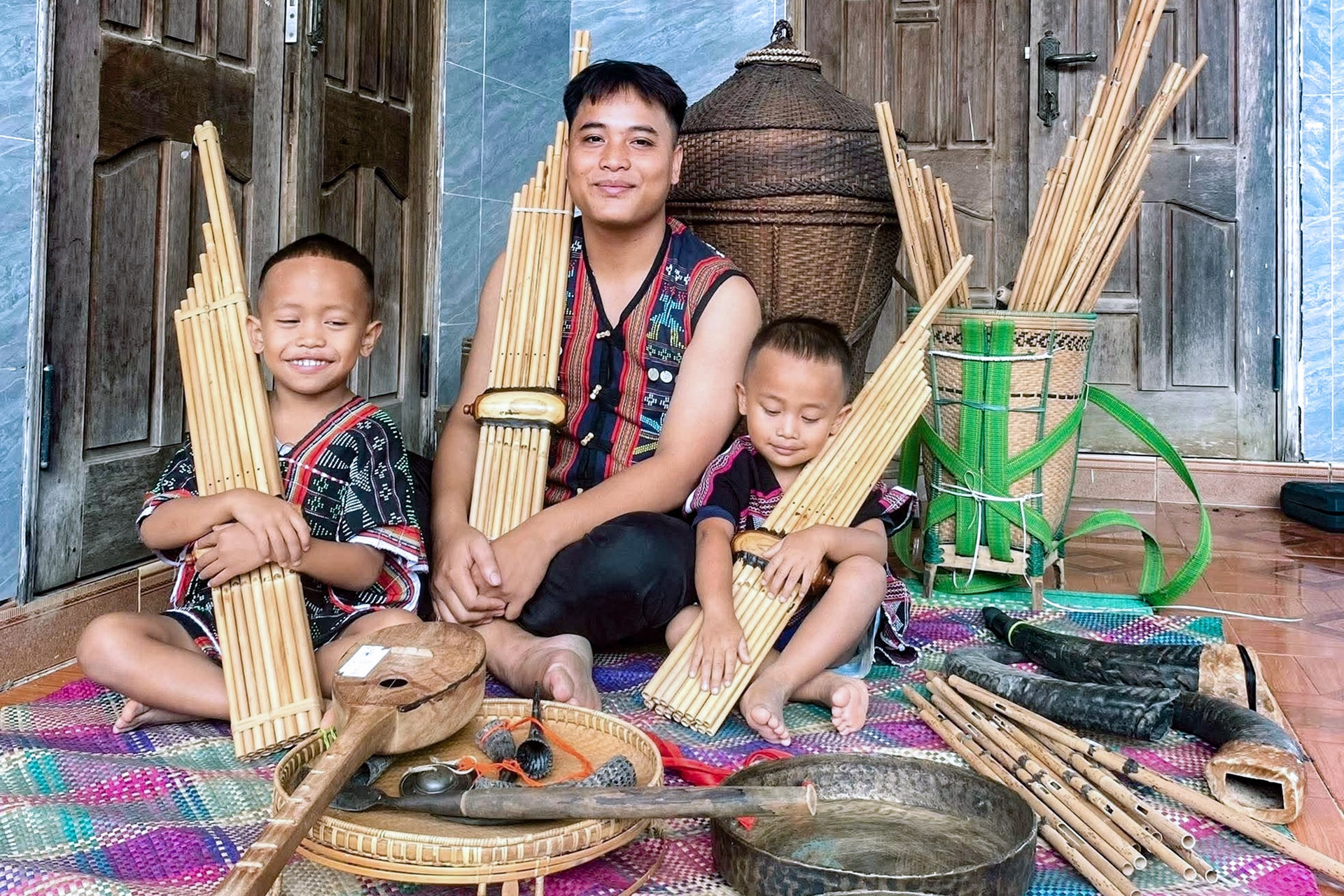 Tự học làm nhạc cụ, chàng trai Tà Ôi đưa tiếng đàn bản làng lên mạng