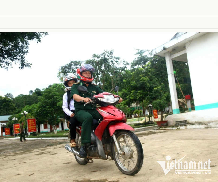 W-Bất kể mưa hay nắng, Thò Bá Xa luôn được các chú bộ đội Đồn Biên phòng Nậm Càn đưa đón
đi học.jpg