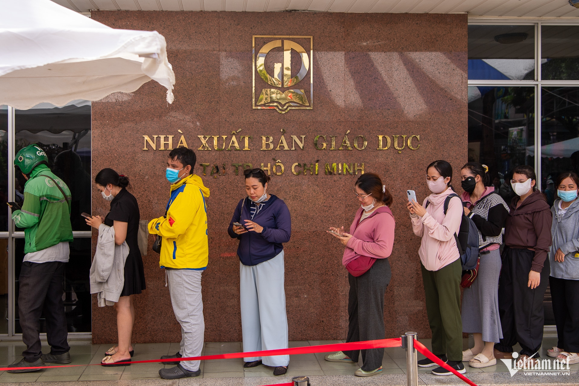 W-Người dân xếp hàng mua sách giáo khoa Tuấn Hùng 2.jpg