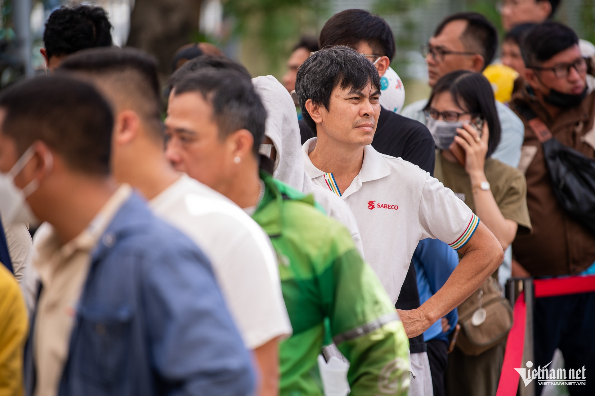 https://static-images.vnncdn.net/vps_images_publish/000001/000003/2026/9/8/w-nguoi-dan-xep-hang-mua-sach-giao-khoa-tuan-hung-5-1591.jpg