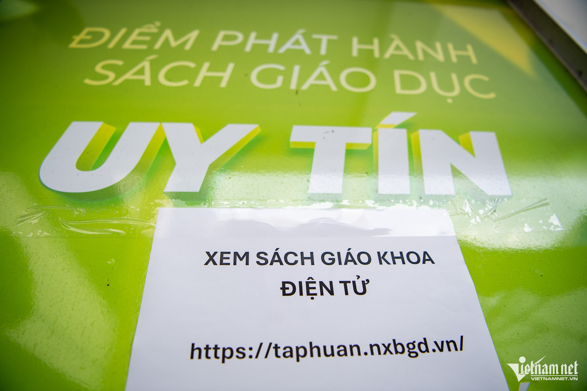 https://static-images.vnncdn.net/vps_images_publish/000001/000003/2026/9/8/w-nguoi-dan-xep-hang-mua-sach-giao-khoa-tuan-hung-53-1600.jpg