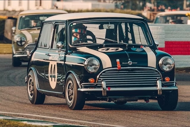Xe Mini Cooper cháy rụi, bảo hiểm định giá 223 triệu, tòa buộc trả đủ 450 triệu