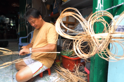Xóm lồng đèn ở TPHCM chật vật giữ nghề giữa cuộc cạnh tranh hàng công nghiệp