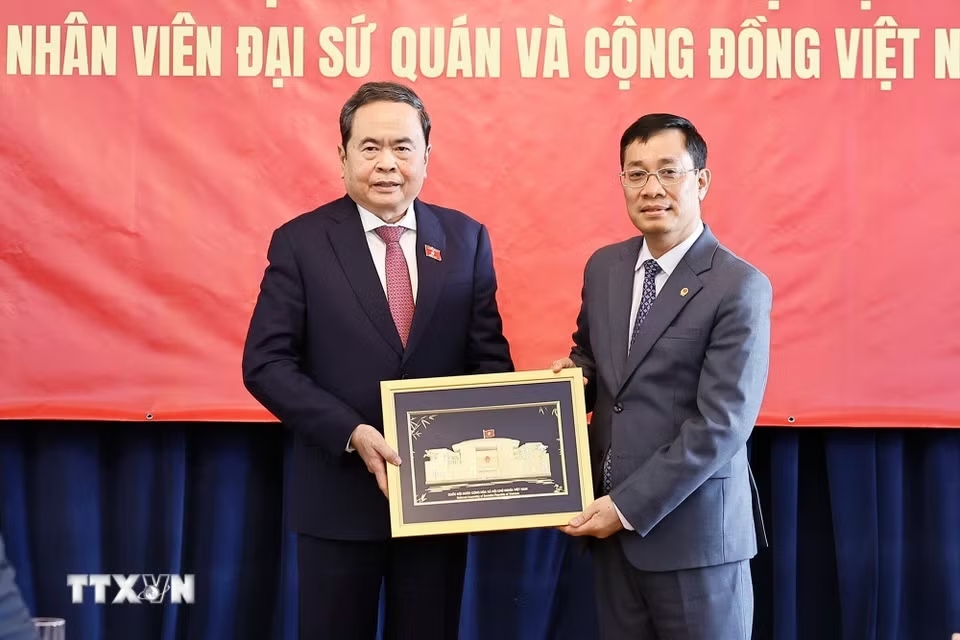 0909 chu tich quoc hoi nguoi viet nam tai mong co 12.avif