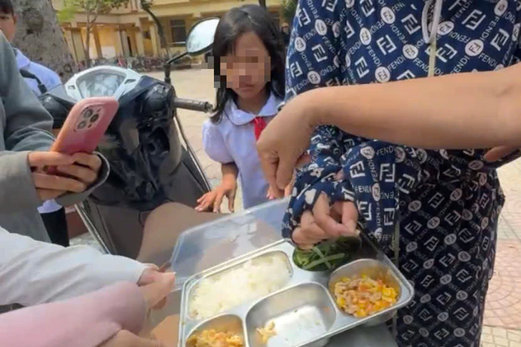 Bản tin sáng 9/9: Phụ huynh bức xúc vì 2 ngày liền học sinh phải chờ cơm bán trú
