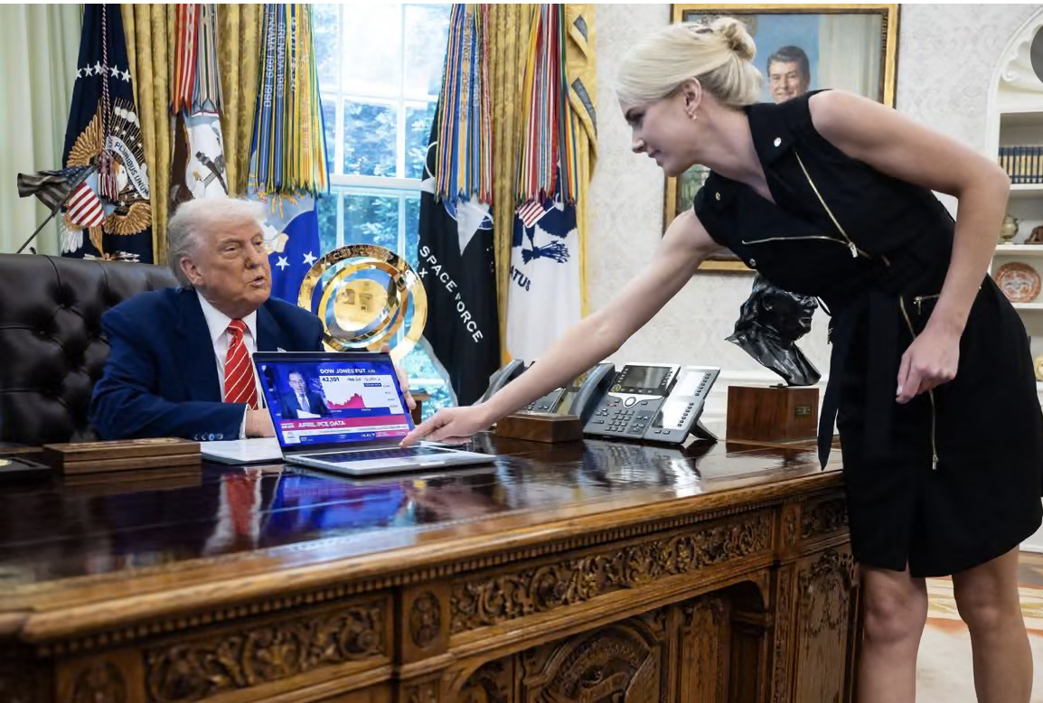 Ông Trump và trợ lý Natalie Harp. Ảnh: Newscom/Alamy
