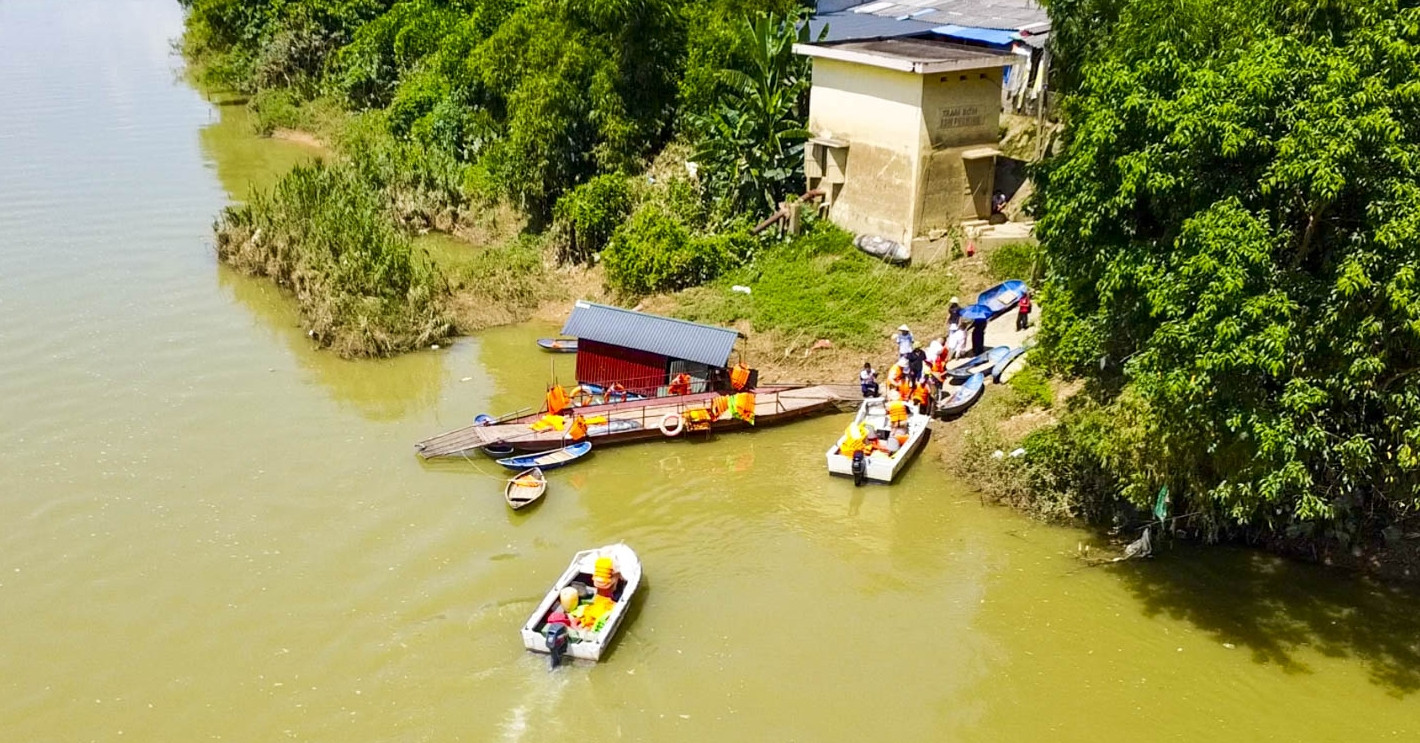 Bến đò chưa được mở lại, phụ huynh phải dùng thuyền đưa con tới trường