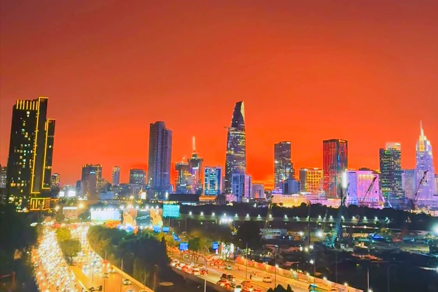 Cận cảnh bầu trời rực sắc cam hiếm thấy sau mưa chiều ở TPHCM