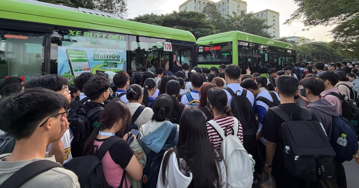 Cảnh nghìn sinh viên vây kín trạm xe buýt TPHCM, cửa vừa mở đã phải lùi lại